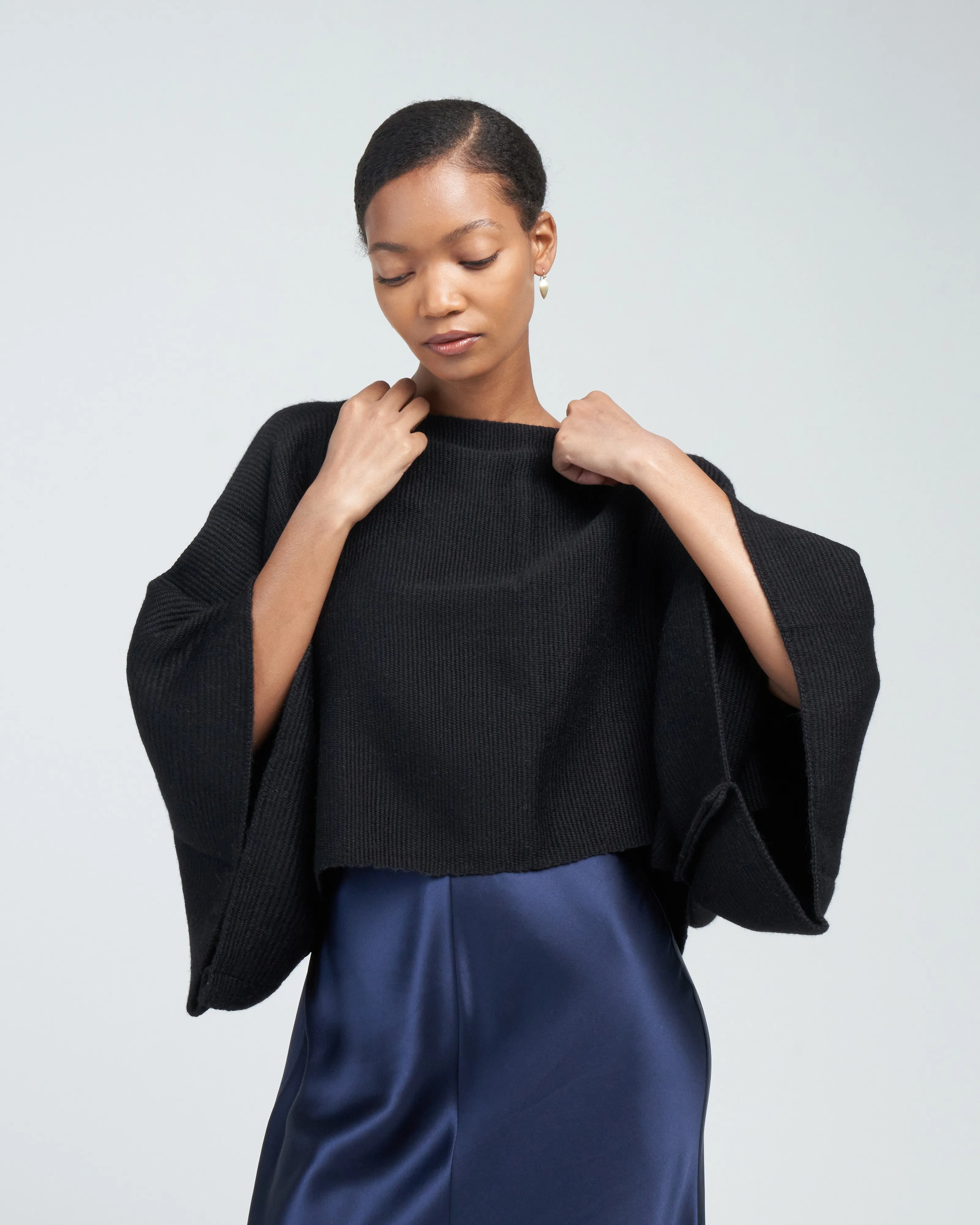 alpaca crop top - black