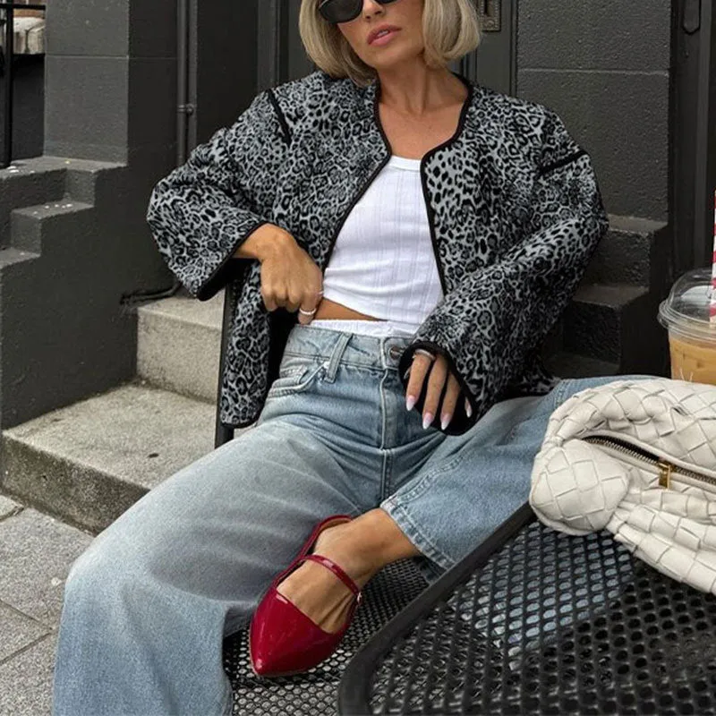 Bold and Cozy Leopard Print Round-Neck Cotton Jacket for Effortless Autumn Style