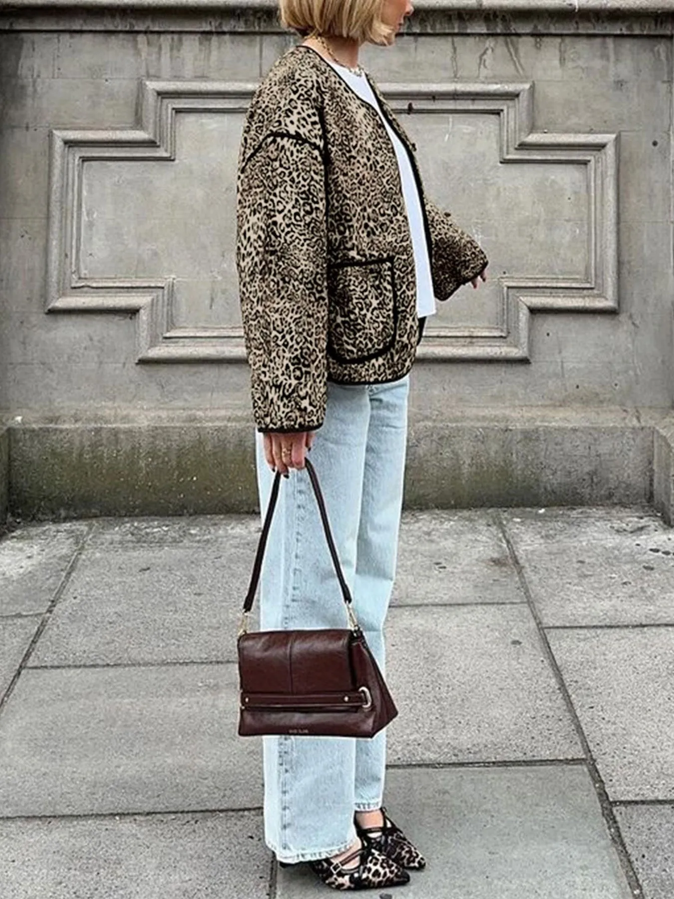 Bold and Cozy Leopard Print Round-Neck Cotton Jacket for Effortless Autumn Style