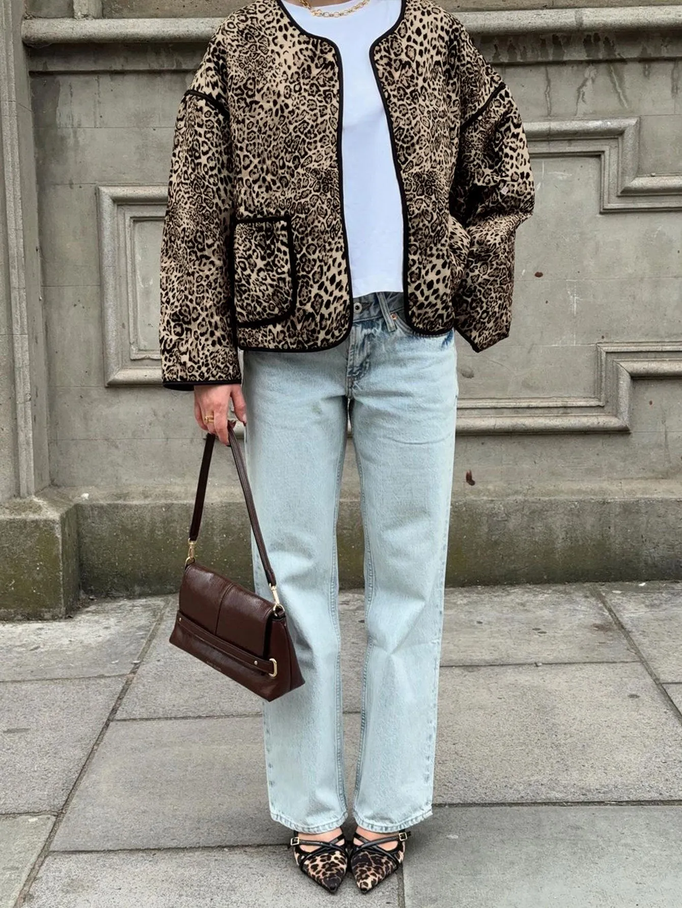 Bold and Cozy Leopard Print Round-Neck Cotton Jacket for Effortless Autumn Style