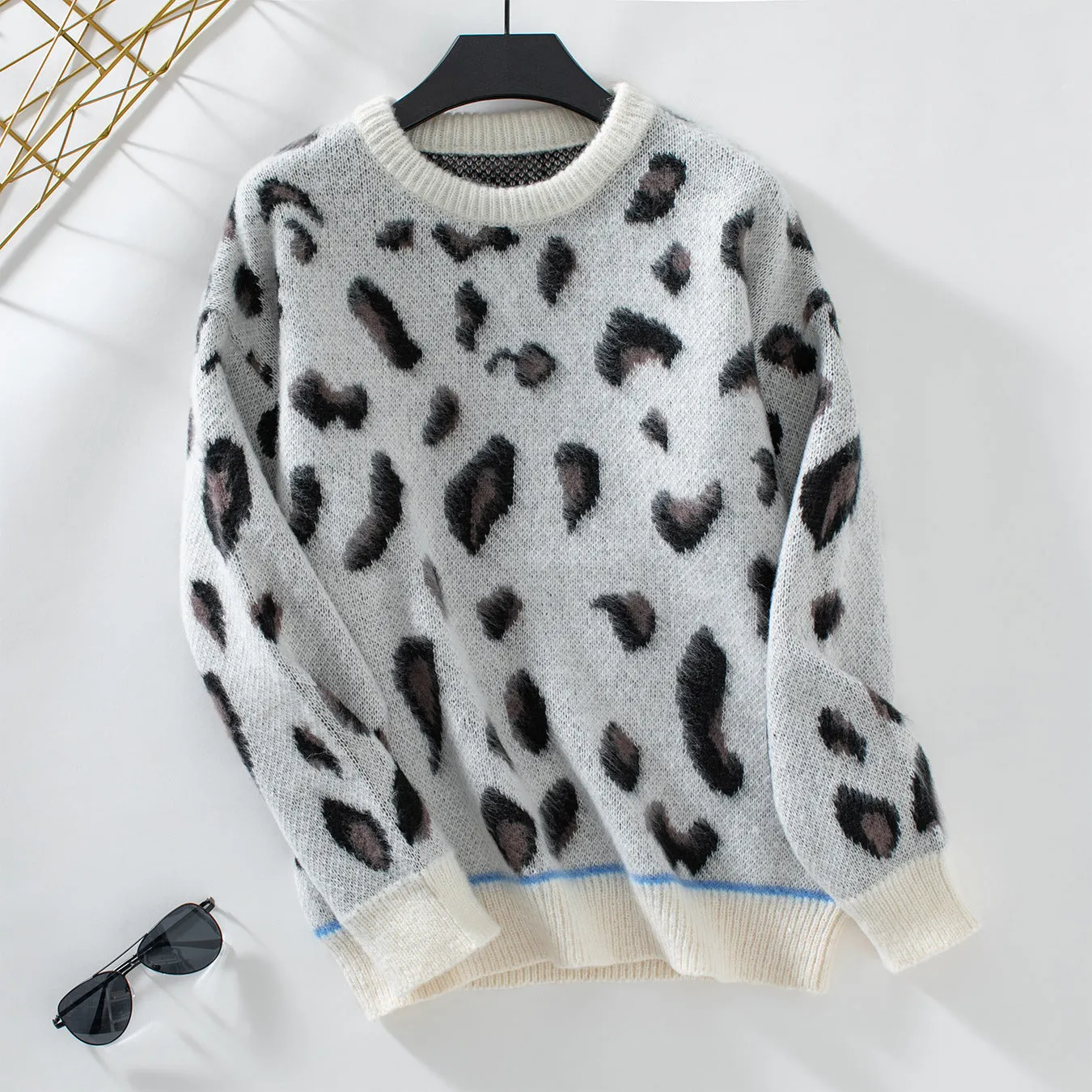 Cozy Relaxed-Fit Jumper Featuring Soft Fur and Chic Round Neck