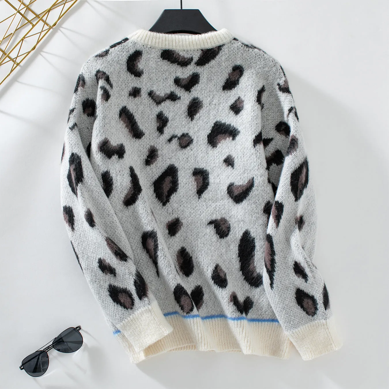 Cozy Relaxed-Fit Jumper Featuring Soft Fur and Chic Round Neck