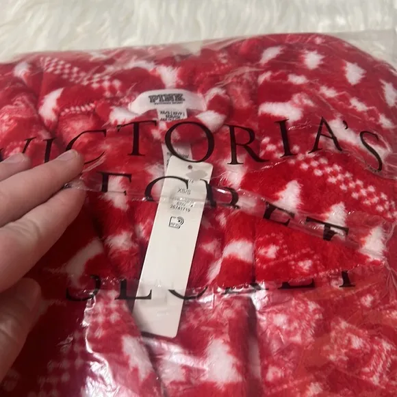 NWT PINK Victoria’s Secret Fluffy Robe Red Pepper Christmas Print Size XS/S