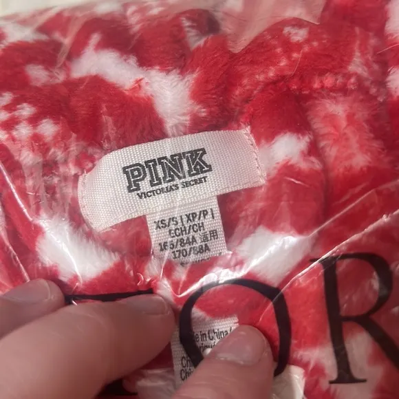 NWT PINK Victoria’s Secret Fluffy Robe Red Pepper Christmas Print Size XS/S
