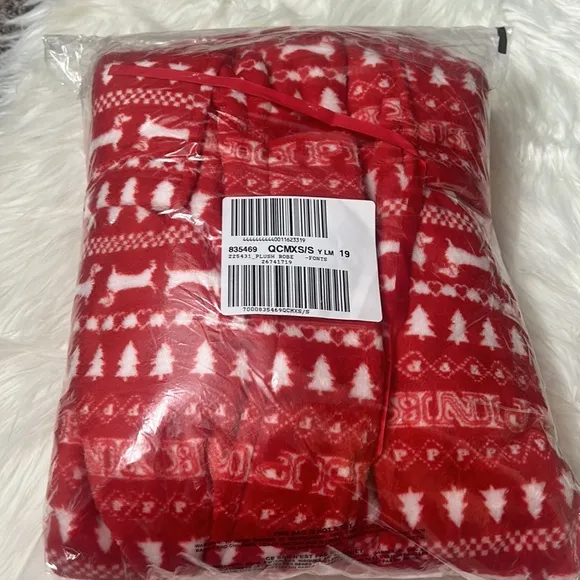 NWT PINK Victoria’s Secret Fluffy Robe Red Pepper Christmas Print Size XS/S